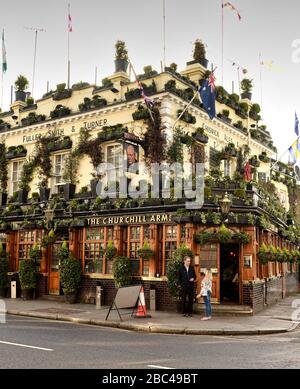 The Churchill Arms Pub, Kensington Church Street, London, Vereinigtes Königreich Stockfoto