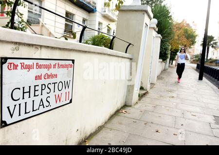 Leute, die tagsüber in london england in der Gasse spazieren Stockfoto