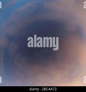 Weitwinkel nach oben in einen pastellfarbenen Himmel. Stockfoto