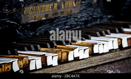 Alte Klaviertasten gebrochen und verrottet Stockfoto