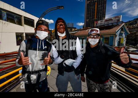 April 2020 in La Paz, La Paz, Bolivien: Junge venezolanische Flüchtlinge in Bolivien. Die Bevölkerung junger Menschen, die Mitte 2019 aus Venezuela eintrafen, die Mehrheit, die Süßigkeiten auf den Straßen verkauft, Windschutzscheiben putzt oder nach Limozna bettelt, gehört zu den am meisten ungeschützten gegen die in Bolivien verlassenen Einsperrungsmaßnahmen. In der Zwischenzeit brechen die Familienwirtschaften der Bevölkerung zusammen, die für eine gewisse Staatsstruktur nicht arbeitet: Freie Mitarbeiter, Gelegenheitsarbeiter sowie ein großer Teil der Privatwirtschaft gehen bankrott. Es ist die lokale Wirtschaft als Ganzes bedroht, in einem Land, in dem a Stockfoto