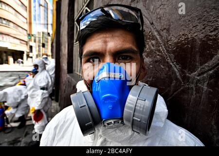 La Paz, La Paz, Bolivien. April 2020. Arbeiter des Stadtbezirks La Paz. Reinigungseinheiten des städtischen Stadtbezirks La Paz, Bolivien, desinfizieren die Straßen rund um den Regierungspalast als Teil eines Plans für die öffentliche Gesundheit für eine globale Antwort auf die Pandemie-Gutschrift von Coronavirus: Christian Lombardi/ZUMA Wire/Alamy Live News Stockfoto