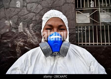 La Paz, La Paz, Bolivien. April 2020. Arbeiter des Stadtbezirks La Paz. Reinigungseinheiten des städtischen Stadtbezirks La Paz, Bolivien, desinfizieren die Straßen rund um den Regierungspalast als Teil eines Plans für die öffentliche Gesundheit für eine globale Antwort auf die Pandemie-Gutschrift von Coronavirus: Christian Lombardi/ZUMA Wire/Alamy Live News Stockfoto