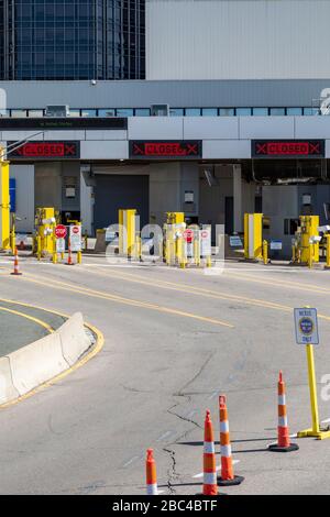 Detroit, Michigan, USA. April 2020. Der zollplatz am Tunnel zwischen Detroit und Windsor, Ontario Canada, ist leer. Der internationale Verkehr wurde aufgrund der Coronavirus-Krise stark eingeschränkt. Kredit: Jim West/Alamy Live News Stockfoto