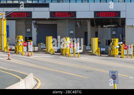 Detroit, Michigan, USA. April 2020. Der zollplatz am Tunnel zwischen Detroit und Windsor, Ontario Canada, ist leer. Der internationale Verkehr wurde aufgrund der Coronavirus-Krise stark eingeschränkt. Kredit: Jim West/Alamy Live News Stockfoto