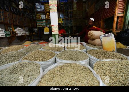 Grüne Kaffeebohnen zum Verkauf an der Merkato in Addis Abeba, Äthiopien. Stockfoto