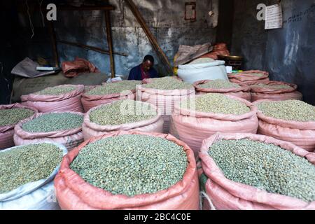 Grüne Kaffeebohnen zum Verkauf an der Merkato in Addis Abeba, Äthiopien. Stockfoto