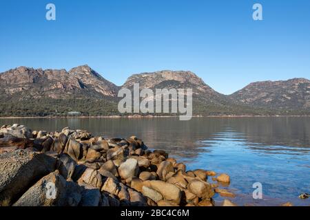 Coles Bay Tasmanien an einem blauen Himmel Winter Day mit Blick auf die Hazards Mountain Range, Tasmanien, Australien Stockfoto