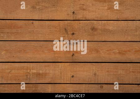 Alte Holzplanke braune Textur mit Löchern und Nägeln für den Hintergrund Stockfoto