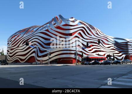 Los Angeles, CA/USA - 26. März 2020: Verlassene Straßen vor dem Petersen Automotive Museum während der Coronavirus Sperrzeit Stockfoto