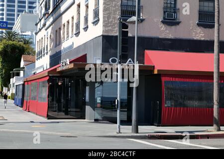 Santa Monica, CA/USA - 21. März 2020: Gehobenes Restaurant an der Ocean Avenue in Santa Monica während der Quarantäne des Coronavirus geschlossen Stockfoto