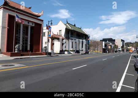 Los Angeles, CA/USA - 29. März 2020: Der Broadway durch Chinatown ist während der Quarantäne des Coronavirus völlig verlassen Stockfoto