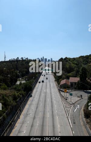 Los Angeles, CA/USA - 25. März 2020: Der Harbour Freeway, der in die Innenstadt von Los Angeles führt, ist während der Quarantäne des Coronavirus fast verlassen Stockfoto