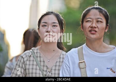 Chinesische Frauen in der Jianghan Road, Wuhan, China Stockfoto