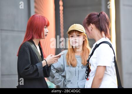 Chinesische Frauen in der Jianghan Road, Wuhan, China Stockfoto