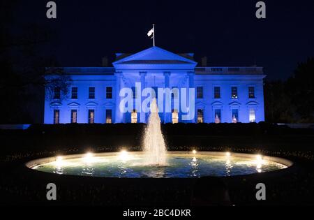 Washington, Vereinigte Staaten. April 2020. Das Weiße Haus, das es am Donnerstag, 2. April 2020 in Washington blau für den Weltautismustag leuchtete, DC Foto von Kevin Dietsch/UPI Credit: UPI/Alamy Live News Stockfoto