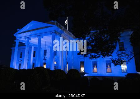 Washington, Vereinigte Staaten. April 2020. Das Weiße Haus, das es am Donnerstag, 2. April 2020 in Washington blau für den Weltautismustag leuchtete, DC Foto von Kevin Dietsch/UPI Credit: UPI/Alamy Live News Stockfoto