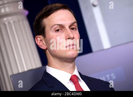 Washington, Vereinigte Staaten. April 2020. Jared Kushner, Berater und Schwiegersohn von Präsident Donald Trump nimmt am Donnerstag, 2. April 2020, in Washington, DC, an einem Coronavirus Briefing im Weißen Haus an. Aufgrund der COVID-19-Pandemie sind in den Vereinigten Staaten mindestens 5.700 Menschen mit mehr als 200.000 Infizierten gestorben. Mehr als 10 Millionen Menschen haben in den letzten zwei Wochen ihren Arbeitsplatz in den USA verloren. Foto Kevin Dietsch/UPI Credit: UPI/Alamy Live News Stockfoto