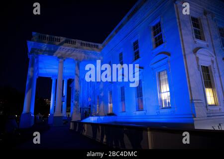 Washington, Vereinigte Staaten. April 2020. Das Weiße Haus, das es am Donnerstag, 2. April 2020 in Washington blau für den Weltautismustag leuchtete, DC Foto von Kevin Dietsch/UPI Credit: UPI/Alamy Live News Stockfoto