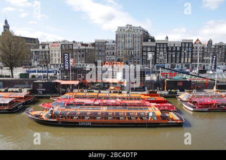 Eine allgemeine Ansicht der am Kanal verankerten Kreuzfahrten aus Mangel an Touristen wegen der Ausbreitung des Coronavirus am 1. April 2020 in Amsterdam, Stockfoto