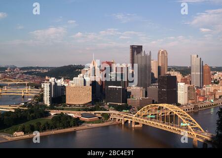 Die Fort Pitt Bridge, Point State Park, der Monongahela River und die Skyline von Pittsburgh, Pennsylvania, USA, an einem Sommertag zur goldenen Stunde. Stockfoto