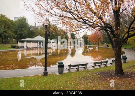 Der Frog Pond im Boston Common/Public Garden an einem Herbsttag in Boston, Massachusetts, USA. Stockfoto