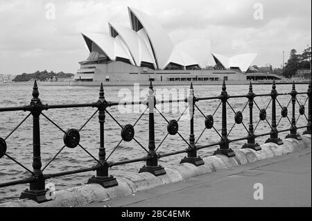 Das berühmte Opernhaus von The Rocks aus gesehen, Sydney Harbour AU Stockfoto