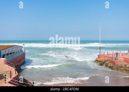 Einlauf entlang des Atlantiks in Casablanca Marokko mit Wellen Stockfoto