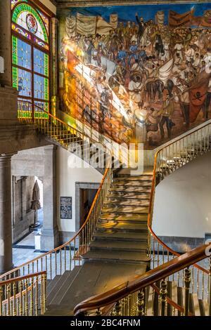 Haupt- und Marmortreppe, mit mexikanischen Wandbildern und Farbglas verziert, im Schloss Chapultepec in Mexiko-Stadt. Heute bekannt als Nationalmuseum für Geschichte Stockfoto
