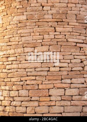 Detail der aufwendigen Steinmetzarbeiten an einem der Beehive Gräber von Bat in Oman. Die Gräber gehören zu dem wohl einzigartigsten Ensemble der 4000-5000 Jahre alten B. Stockfoto