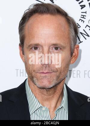 Beverly Hills, Vereinigte Staaten. April 2020. (AKTE) John Benjamin Hickey war 2 Wochen lang "brutal krank", nachdem er letzten Monat positiv auf Coronavirus COVID-19 getestet hatte. BEVERLY HILLS, LOS ANGELES, KALIFORNIEN, USA - 9. JULI: Schauspieler John Benjamin Hickey kommt im Paley Center for Media und präsentiert am 9. Juli 2014 im Paley Center for Media in Beverly Hills, Los Angeles, Kalifornien, USA, einen Abend mit dem "Manhattan" von WGN America. (Foto von Xavier Collin/Image Press Agency) Credit: Image Press Agency/Alamy Live News Stockfoto