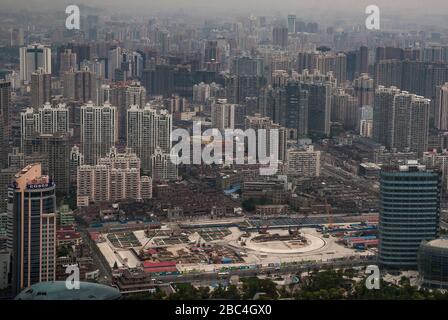 Shanghai, Pudong, Lujiazui, China - 4. Mai 2010: Große Fläche für den Bau eines weiteren Wolkenkratzers vorbereitet. In einem Meer bestehenden Hochhaus Stockfoto