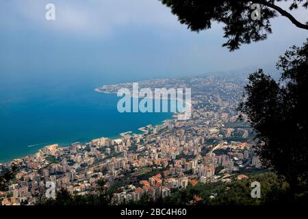 Panorama-Luftbild von Jounieh, Libanon und Mittelmeer, vom Hang von Harissa. Mittlerer Osten, Farbe Stockfoto