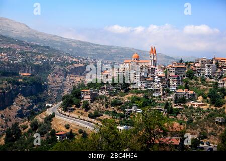 Blick auf die schöne Bergstadt von Bsharri (Bcharre) und die Kathedrale von Mar Saba, über dem Qadisha-Tal, Libanon. UNESCO-Weltkulturerbe. Stockfoto