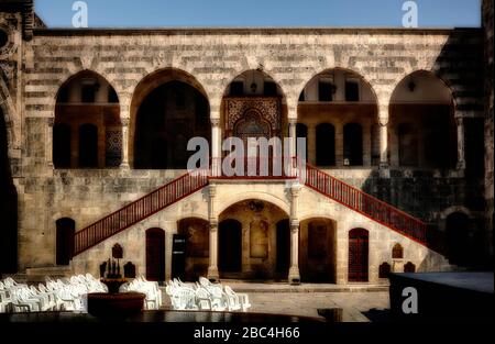 Haupteingang des Beiteddine Palace vom großen Innenhof, mit Elementen der Mamluk-Architektur, Beiteddine, Libanon, Mittlerer Osten, Farbe Stockfoto