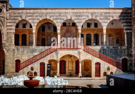 Haupteingang des Beiteddine Palace vom großen Innenhof, mit Elementen der Mamluk-Architektur, Beiteddine, Libanon, Mittlerer Osten, Farbe Stockfoto