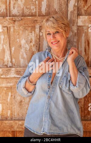 Attraktive Frau, die in ihrer verderbten spanischen Scheune posiert Stockfoto