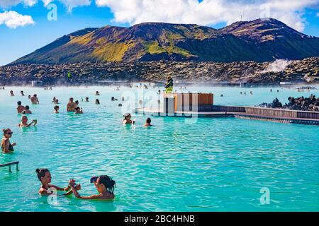 Menschen genießen die Wärme und Entspannung des Blue Lagoon geothermische Pools in Island Stockfoto
