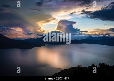 Sonnenuntergang über dem Atitlan-See, Guatemala. Stockfoto