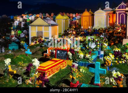 Mausoleen füllen den einzigartigen Friedhof von Chichicastenango, Guatemala während der Tag der Toten Feierlichkeiten. Stockfoto