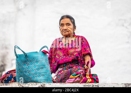 Älterer Anbieter auf dem Markt von Chichicastenango, Guatemala. Stockfoto