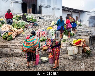 Der Blumenmarkt auf den Stufen der Iglesia de San Tomas in Chichicastenango, Guatemala. Stockfoto
