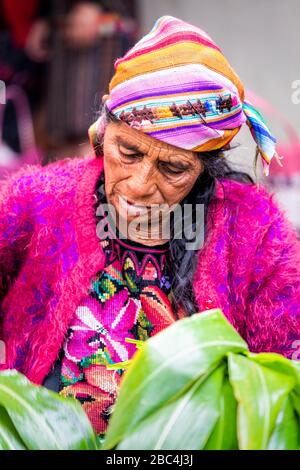 Blumenhändler auf dem Markt von Chichicastenango, Guatemala. Stockfoto