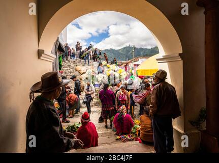 Markt auf den Stufen der Kirche San Tomas in Chichicastenango, Guatemala. Stockfoto