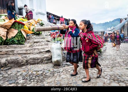 Mutter und Tochter gehen auf den Markt in Chichicastenango, Guatemala. Stockfoto
