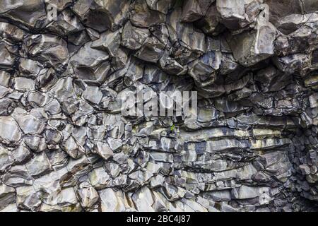 Das Dach einer Meereshöhle am Reynisfjara-Strand an der Südküste Islands Stockfoto