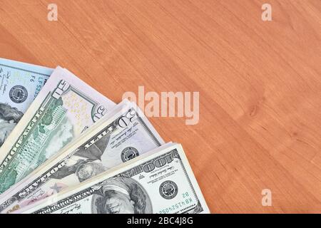 Stapel von vielen einhundertfünfzig Dollar-Scheinen auf Holzhintergrund liegen dicht beieinander. Flacher Lay Draufsicht. Abstrakter Erfolg oder Geschäftskonzept Stockfoto