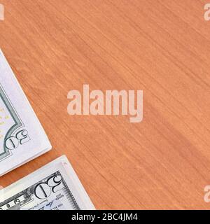 Stapel von vielen einhundertfünfzig Dollar-Scheinen auf Holzhintergrund liegen dicht beieinander. Flacher Lay Draufsicht. Abstrakter Erfolg oder Geschäftskonzept Stockfoto