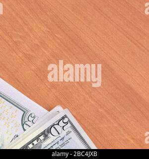 Stapel von vielen einhundertfünfzig Dollar-Scheinen auf Holzhintergrund liegen dicht beieinander. Flacher Lay Draufsicht. Abstrakter Erfolg oder Geschäftskonzept Stockfoto