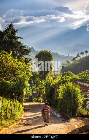Frau, die im Hochlanddorf Chipiacul, Guatemala, spazieren geht. Stockfoto